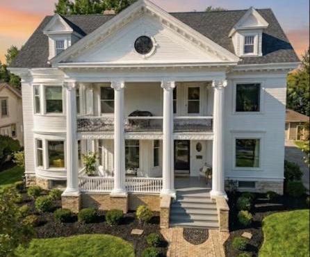 Gorgeous Historical Mansion on the Lake Front