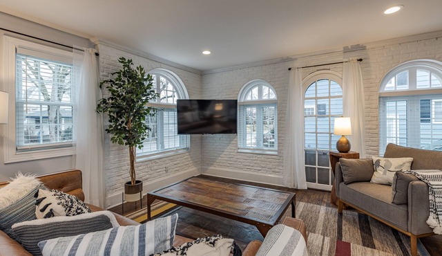 ♥ Gorgeous Home ☞ 1 mile to ND ★ High Speed Wifi ★ Families Welcome