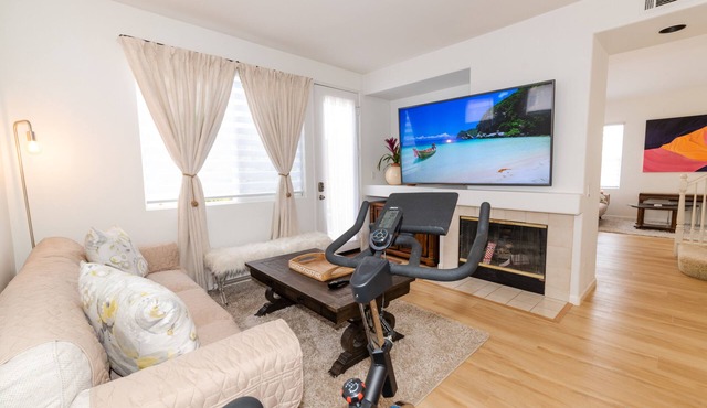 Gorgeous Home 2 Miles to Beaches Old Town Ventura