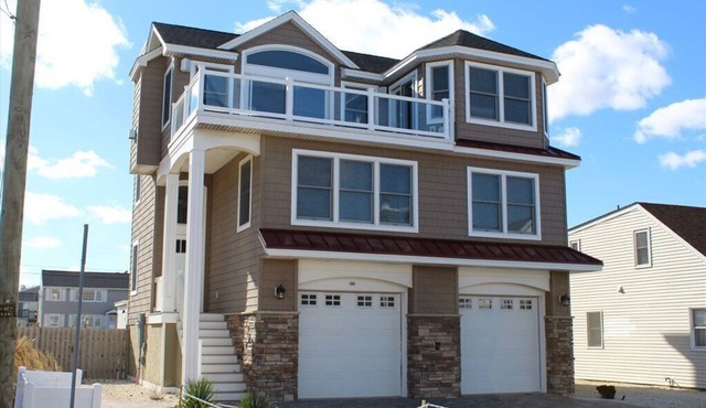 Gorgeous home 4th from beach