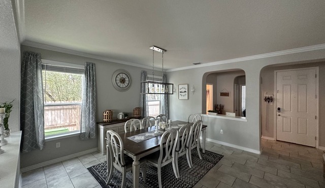 Gorgeous Home centrally located and by Sea world , Six Flags and Downtown.