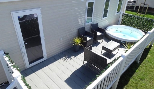 Gorgeous Home from Home Luxury 8 Berth Lodge with Sunken Hot Tub