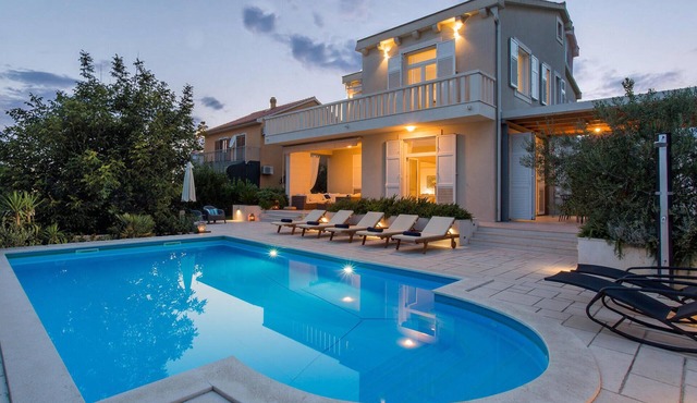 Gorgeous home in Kastel Stafilic