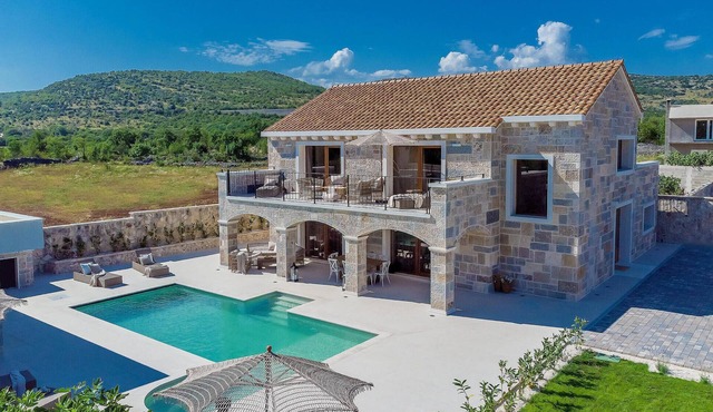 Gorgeous home in Cera with WiFi