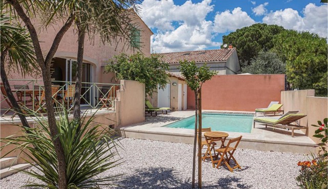 Gorgeous Home In Creissan With Wifi