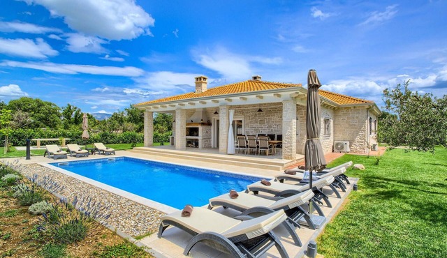 Gorgeous home in Drnis