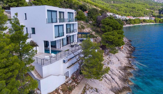 Gorgeous home in Drvenik