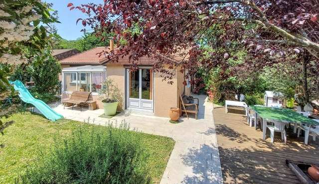 Gorgeous home in Francheville with WiFi