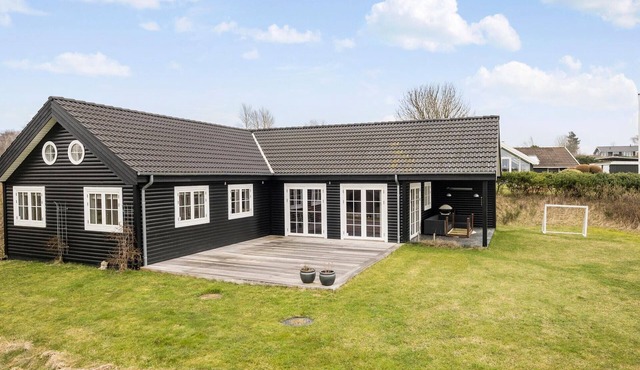 Gorgeous home in Fårevejle with kitchen