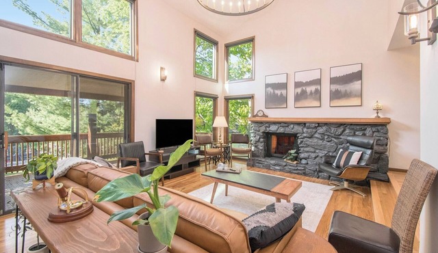 Gorgeous Home in Fontenelle Forest, Peaceful, close to downtown, Zoo, Offutt AFB