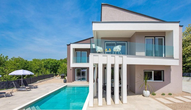 Gorgeous home in Garica