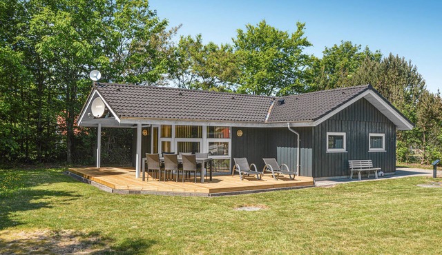 Gorgeous home in Hemmet with kitchen