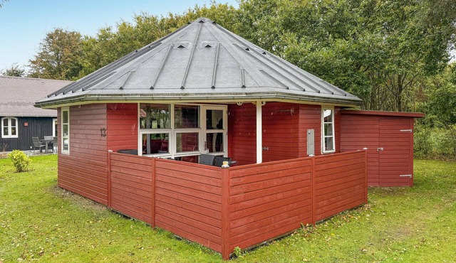 Gorgeous home in Hovborg with WiFi