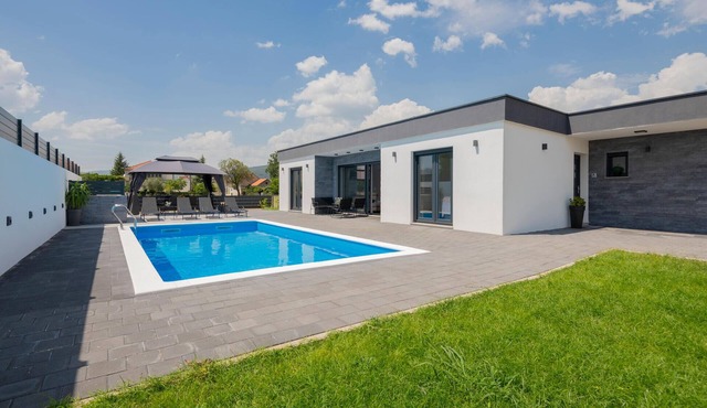 Gorgeous home in Donji Prolozac
