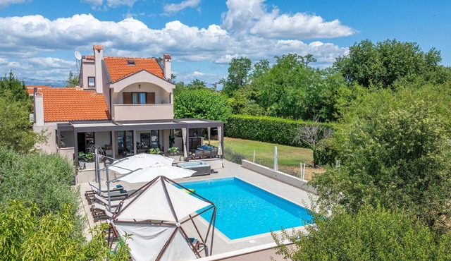 Gorgeous home in Donji Zemunik with sauna