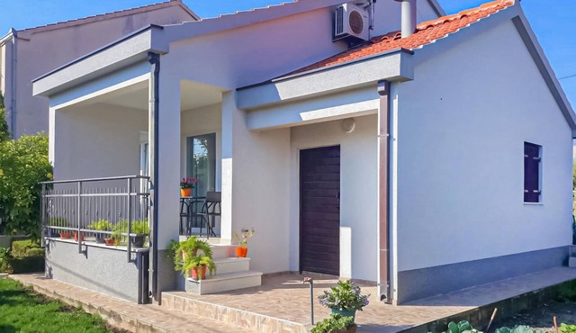 Gorgeous home in Kastel Novi with WiFi