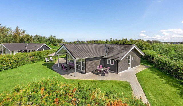 Gorgeous home in Løkken with kitchen