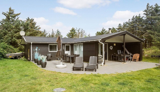 Gorgeous home in Løkken with sauna