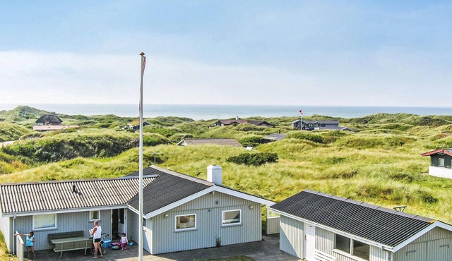 Gorgeous home in Løkken with kitchen