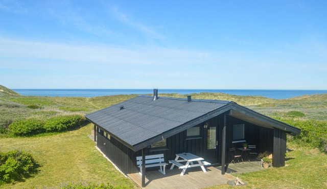 Gorgeous home in Løkken with kitchen