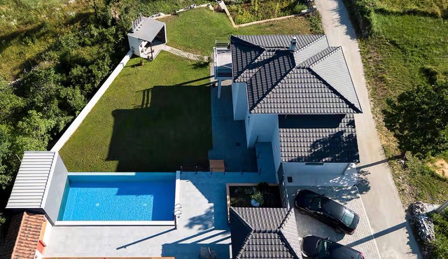 Gorgeous home in Lokvicici