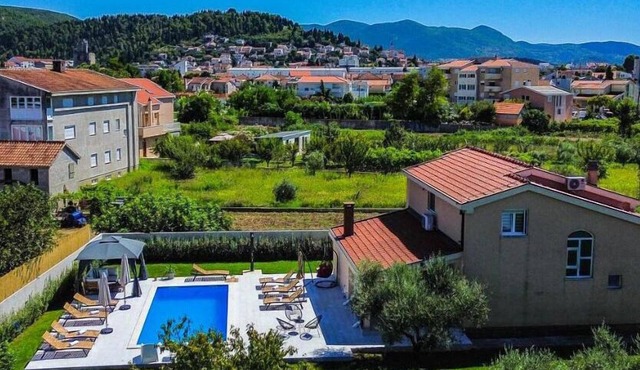 Gorgeous home in Metkovic