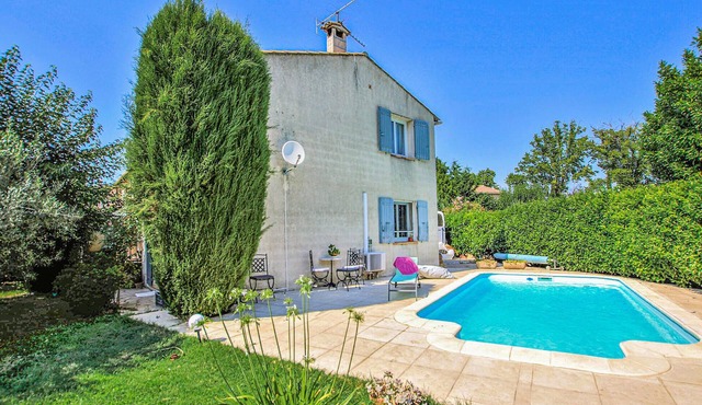 Gorgeous home in Montfavet with kitchen