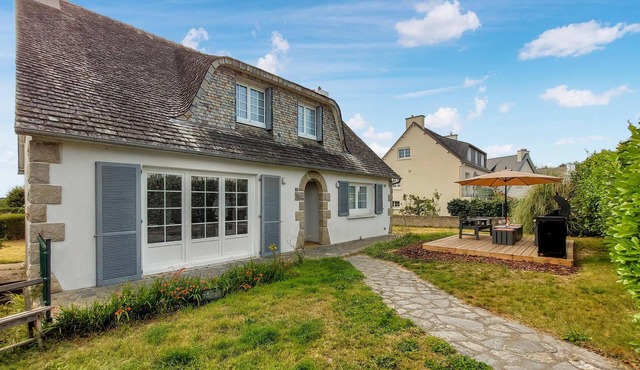 Gorgeous home in Morlaix with kitchen