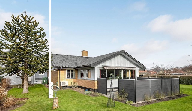 Gorgeous home in Nexø with WiFi