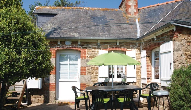 Gorgeous home in Pleubian with kitchen