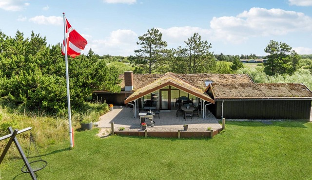 Gorgeous home in Rømø with kitchen