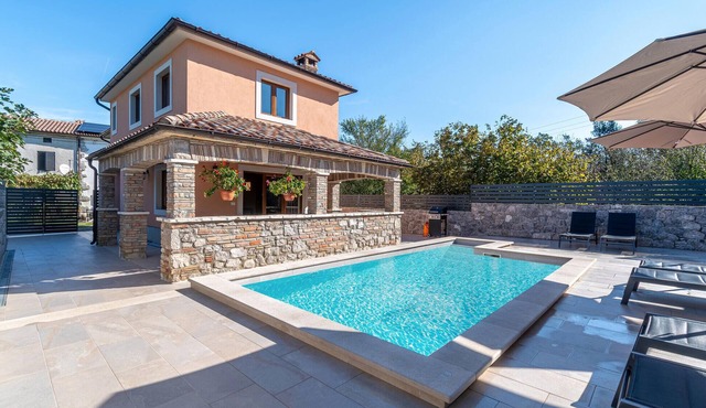 Gorgeous home in Roc with WiFi