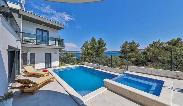 Gorgeous home in Seget Donji