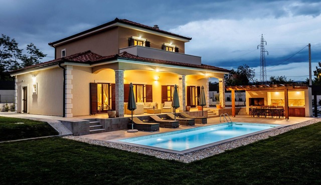 Gorgeous home in Sinj with sauna