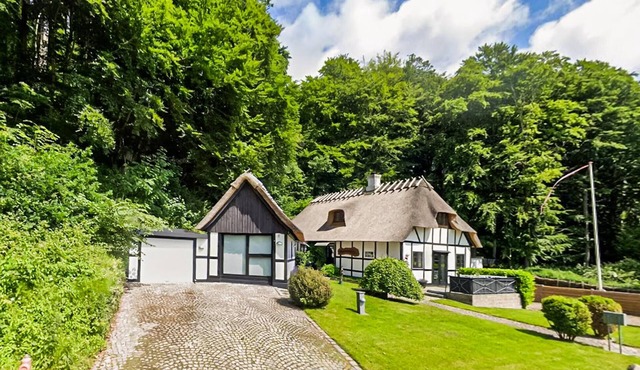 Gorgeous home in Skårup Fyn with house sea view