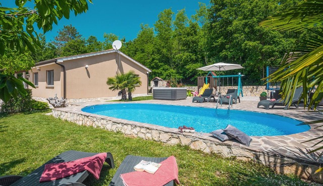 Gorgeous home in Snasici