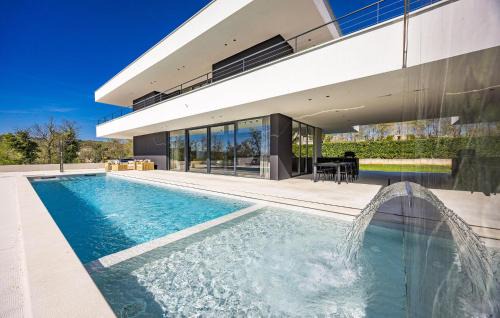 Gorgeous Home In Sterna
