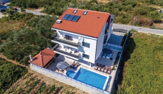 Gorgeous home in Stobrec with sauna