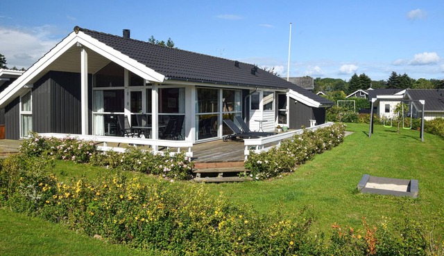 Gorgeous home in Sydals with kitchen