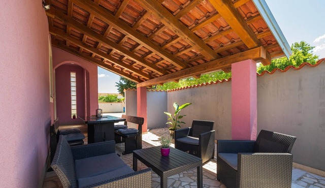 Gorgeous home in Valbandon with WiFi
