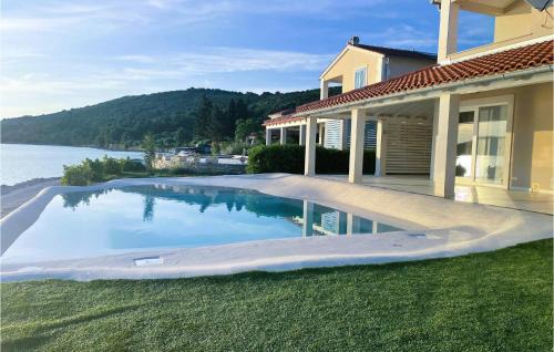 Gorgeous Home In Veli Rat