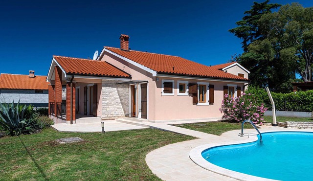 Gorgeous home in Visnjan with private swimming pool, can be inside or outside