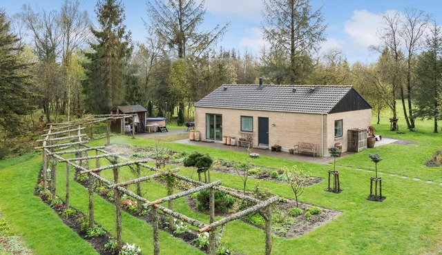 Gorgeous home in Vorbasse with kitchen