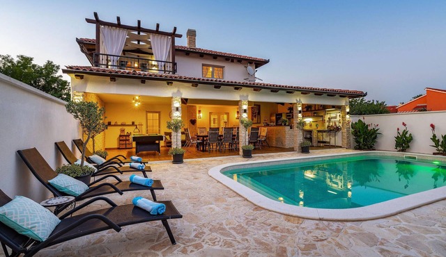 Gorgeous home in Zaton with WiFi