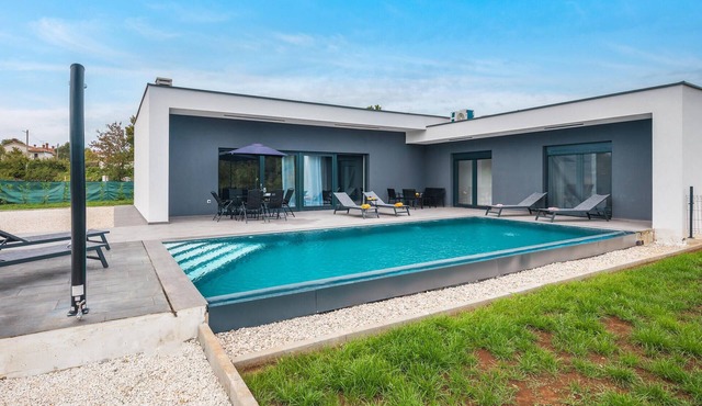 Gorgeous home in Zminj