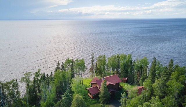 Gorgeous Home on Lake Superior Shore 3 hours from Twin Cities