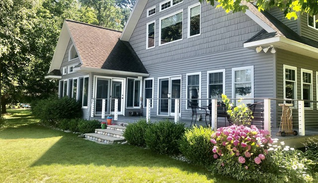 Gorgeous home on sandy beach on West Grand Traverse Bay. Air conditioning.