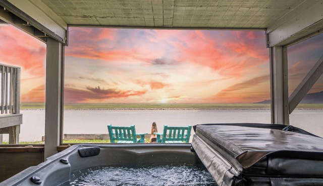 Gorgeous Home on Sargent Beach & ICW! w/Screen Porch & Hot Tub
