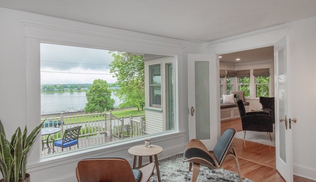Gorgeous home on the Mississippi River with a great location to area attractions