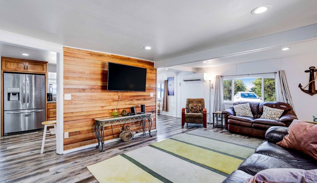 Gorgeous home overlooking the bay near a boat launch - dog-friendly